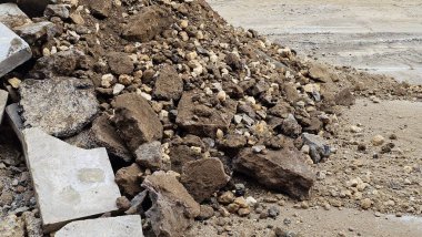 Kırık beton bloklar ve yıkım alanındaki taş molozlar pürüzlü dokuları ve parçalanmış şekilleri gösteriyor. Yapım, yıkım veya geri dönüşüm temaları için ideal. 