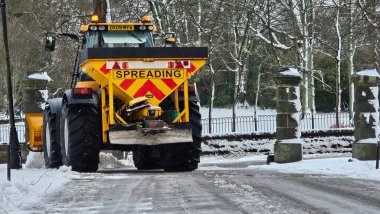 Aberdeen İskoçya 2 Ocak 2026 Büyük Ağır Görevli Kamyon Yolu Gritter Kar küreme aracı yolda karları temizliyor ve yolu tuzluyor..