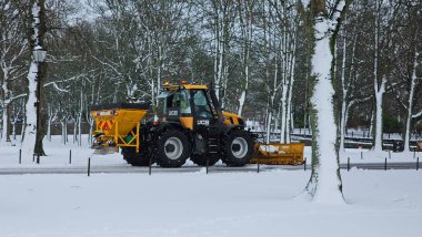 Aberdeen İskoçya 2 Ocak 2026 Büyük Ağır Görevli Kamyon Yolu Gritter Kar küreme aracı yolda karları temizliyor ve yolu tuzluyor..