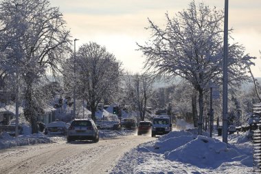 Aberdeen İskoçya 8 Ocak 2026 Karlı ana kasaba caddesi Arabaları ve soğuk sabahlarda donmuş ağaçlarla kaplı konut caddesi buzlu ağaçlarla kaplı, geçen arabalar ve ana yolda sabah sisi. Yoğun kış manzarası