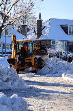 Aberdeen İskoçya 8 Ocak 2026 Büyük Ağır Görev Yolu Gritter Kar temizleme aracı yoğun kar fırtınasından sonra yağışlı bir günde yerleşim alanındaki karları temizliyor.