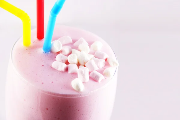 Mléčný koktejl s jasně brčka a marshmallow — Stock fotografie