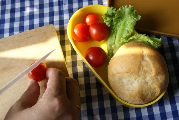 Cozinhar lancheira com sanduíche e legumes — Fotografia de Stock