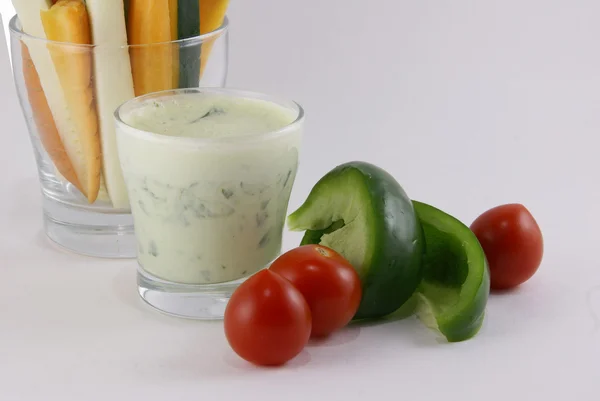 Grönsaker och yoghurt sås med örter — Stockfoto