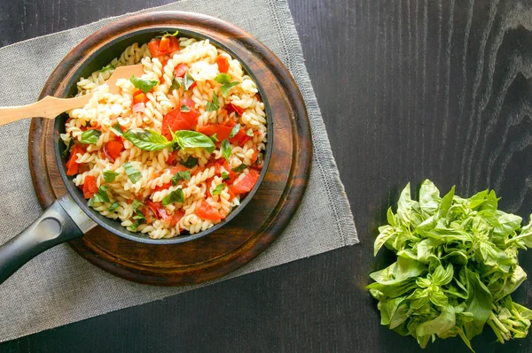 Hausgemachte Pasta mit frischem Basilikum — Stockfoto