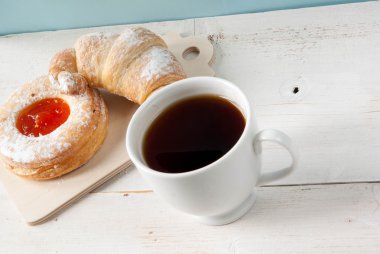 Taze demlenmiş çay ve güzel kokulu buns