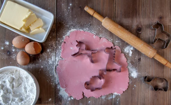 Приготовление розовых блюд в форме животных в подарок маленькой девочке . — стоковое фото