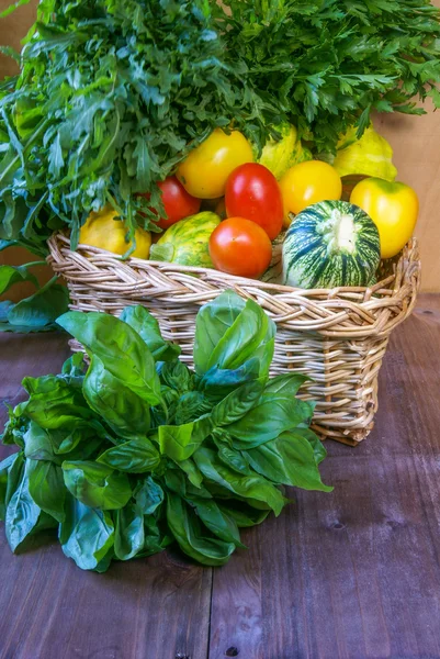 Verduras frescas en una mesa de madera — Foto de Stock