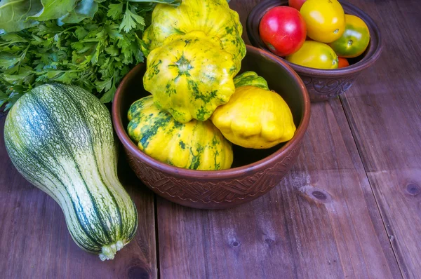 Legumes frescos em uma mesa de madeira — Fotografia de Stock