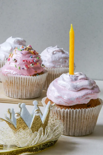 Кекси на день народження для маленької дівчинки — стокове фото