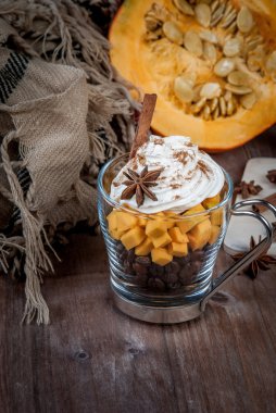 Krem şanti ve baharat ile sütlü balkabağı 