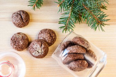 Çikolatalı kurabiye banka, özellikle Noel Baba için yaptı