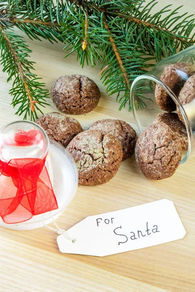 Biscotti al cioccolato in banca, soprattutto a sinistra per Babbo Natale — Foto Stock
