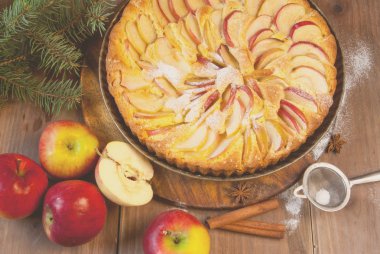 Geleneksel elmalı turta ve Noel ağacı dalları