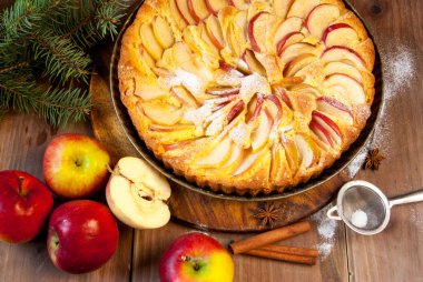 Geleneksel elmalı turta ve Noel ağacı dalları