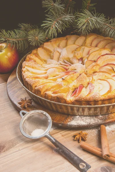 Традиційний яблучний пиріг та гілки ялинки — стокове фото