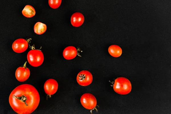 Tomates cherry sobre fondo negro — Foto de Stock