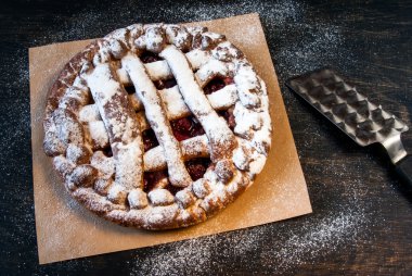 Rustik koyu arka plan üzerine vişneli tart