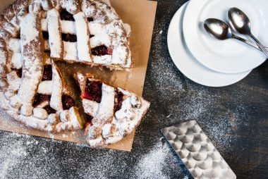 Rustik koyu arka plan üzerine vişneli tart