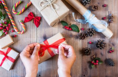 Kız Noel hediyesi süsleyen, kırmızı yay bağları