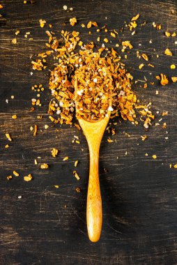 Tuz ve yemek pişirmek için baharat karışımı