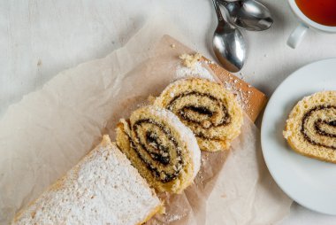 Çikolata kremalı bisküvi rulo