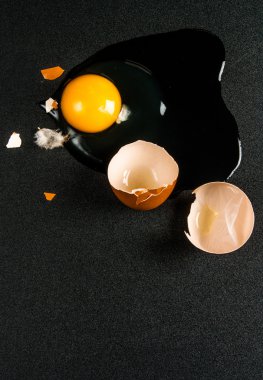 Siyah masada tavuk yumurtası.