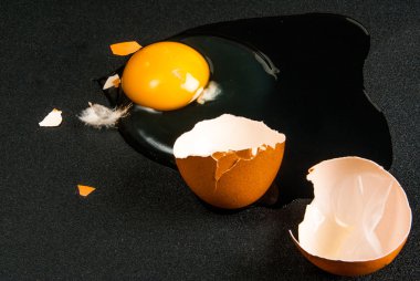 Siyah masada tavuk yumurtası.