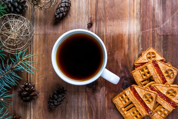Eine Tasse Tee und Kekse auf einem Holztisch — Stockfoto