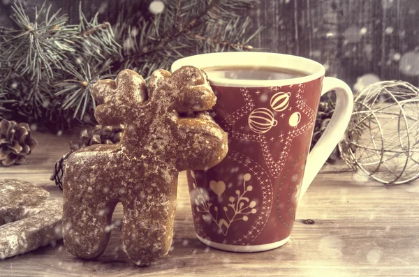 A cup of tea and gingerbread in the form of a deer — Stock Photo, Image