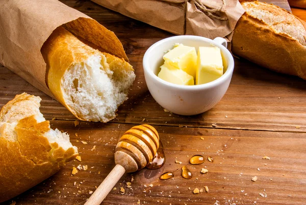 Stokbrood met boter en honing — Stockfoto