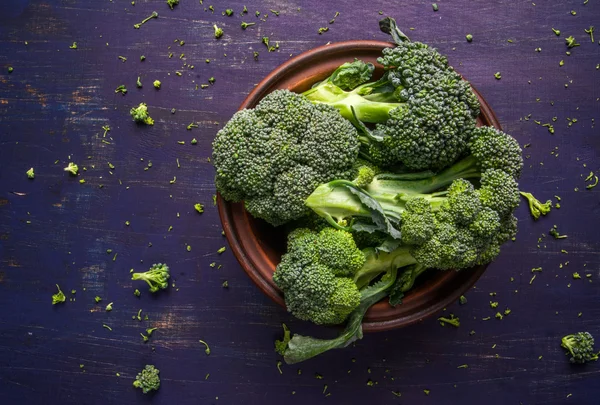 Fresh raw broccoli on a wooden table — Stock Photo, Image