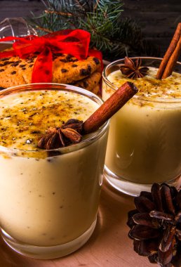 Geleneksel Noel içki yumurta likörü 