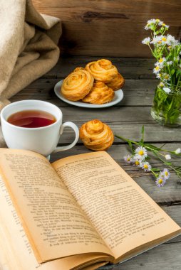 Taze pişmiş çörekler ile rahat kahvaltı