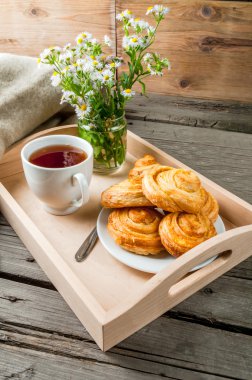 Taze pişmiş çörekler ile rahat kahvaltı
