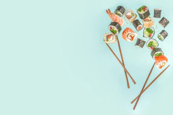 Sushi Voador Com Pauzinhos Vários Deliciosos Sushi Japonês Peças Rolo — Fotografia de Stock