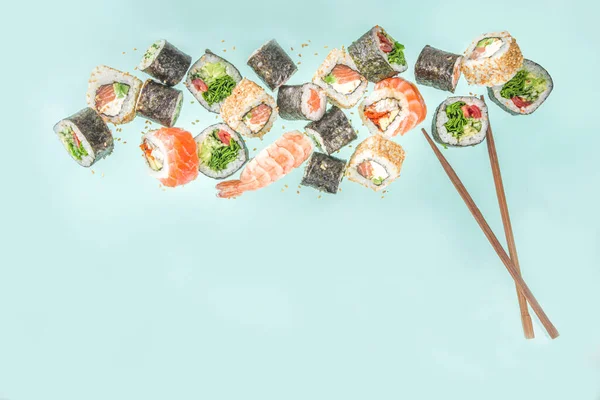 Sushi Voador Com Pauzinhos Vários Deliciosos Sushi Japonês Peças Rolo — Fotografia de Stock