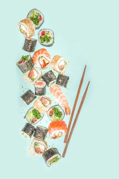 Flygande Sushi Set Med Ätpinnar Olika Läckra Japanska Sushi Rulle — Stockfoto