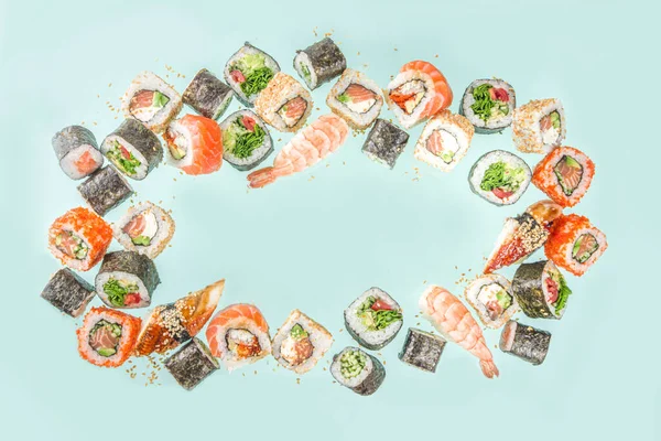Latające Sushi Pałeczkami Różne Pyszne Japońskie Sushi Kawałki Rolki Nigiri — Zdjęcie stockowe