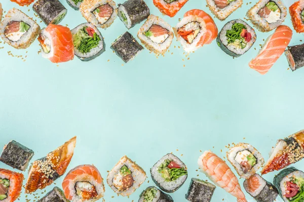 Flygande Sushi Set Med Ätpinnar Olika Läckra Japanska Sushi Rulle — Stockfoto