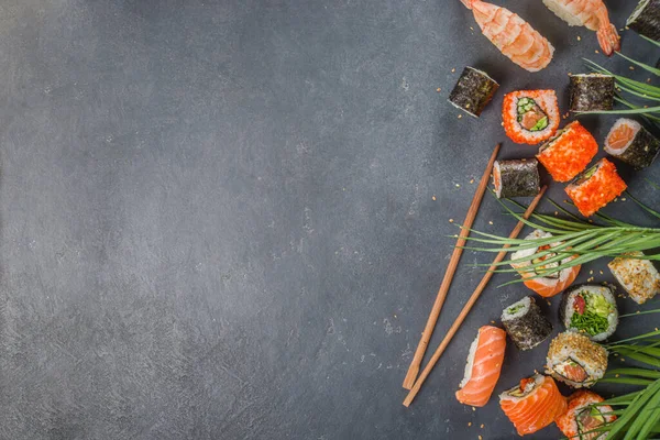 Set Sushi Con Palillos Varios Sushi Japonés Delicioso Rollo Piezas —  Fotos de Stock