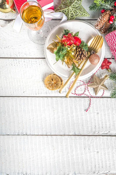 Juldukning Eller Nyårsdukning Plats Inställning För Julmiddag Med Jul Juldekorationer — Stockfoto