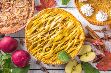 Geleneksel sonbahar pişirmesi. Amerikan ve Avrupa geleneksel sonbahar kış kekleri - balkabağı, ceviz ve elmalı 