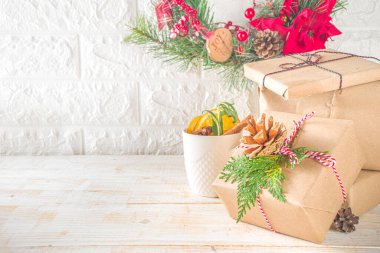 Noel arkaplanı, hediye kutuları beyaz masaya sarılı kağıtta. Noel 'i Kutlamak İçin Hazırlık, Bayram Mevsimi konsepti. Boşluğu kopyala. 