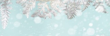 Açık mavi arka planda, Gümüş Xmas Dekor dallarıyla kış ve Noel Karlı Arkaplanı. Noel ve Yeni Yıl tebrik kartı konsepti, kopyalama alanı