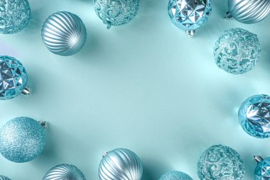 Noel Bayrağı, Arka plan. Tek renkli düz yatak çeşitli mavi noel süslemeleri açık mavi arkaplan, üst görünüm kopya alanı, basit desen