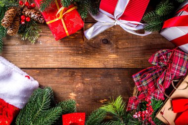 Noel İndirimi Konsepti. Kara Cuma, Yeşil ya da Siber Pazartesi arkaplanı Laptop, Tablet, Noel Dekor ve Hediye Kutuları, ahşap arkaplan üst görünümü kopyalama alanı