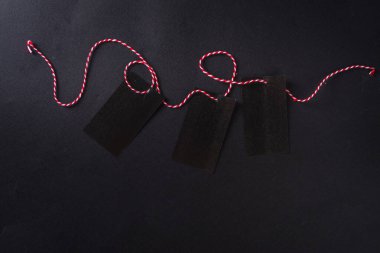 Noel Temizliği ve Satış Konsepti. Kara Cuma, Yeşil Pazartesi (Siber Pazartesi) Satış. İndirim Fiyatı Etiketleri, Kara gereçler ve aksesuarlar, Alışveriş Torbası. Düz görünüm, siyah mat arkaplan