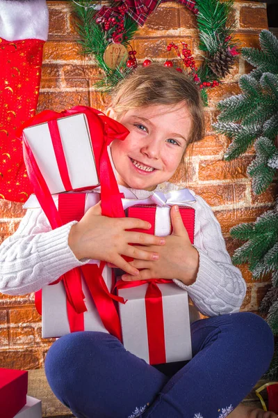 Pequeña Linda Rubia Caucásica Abre Cajas Regalos Navidad Fondo Casa — Foto de Stock