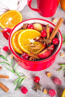  Meyve ve baharatlı sıcak şarap, Geleneksel Sonbahar Kış Sıcak Alkol İçeceği, küçük porsiyonlu kırmızı güveç ya da içinde şarap karışımı - meyve ve baharatlar, kopyalama alanı